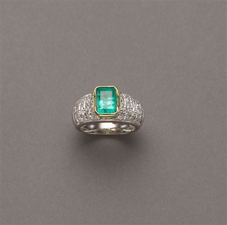 Anello in oro bianco e giallo a fascia lievemente bombata con pavé di...