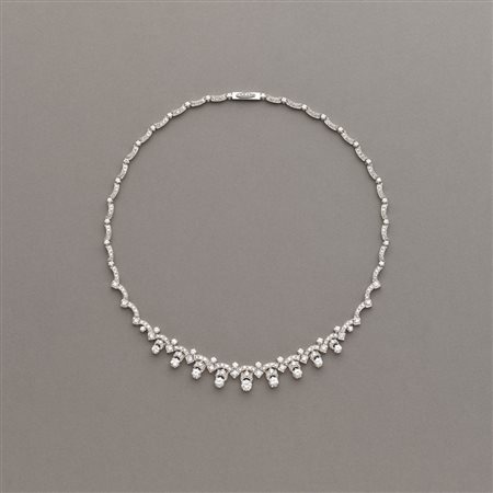 Collier in oro bianco con bacchette a mezzaluna modulari con diamanti rotondi...