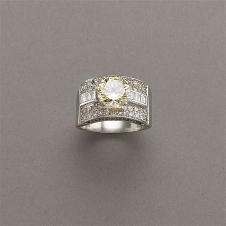 Anello a fascia in oro bianco con pavé di diamanti taglio a brillante e...