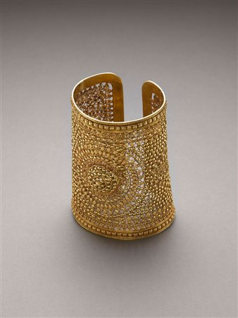 Grande bracciale in oro giallo rigido alla schiava di mirabile fattura...