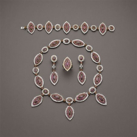 Parure d'epoca completa di collier, bracciale, orecchini ed anello in oro...
