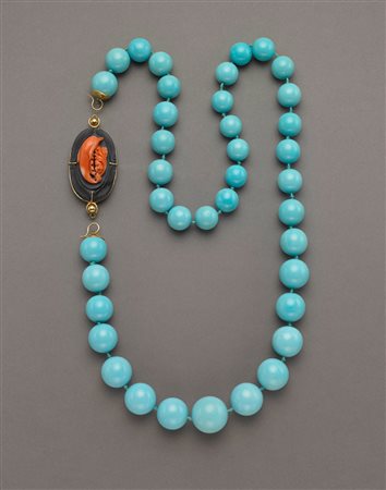 Collana di rara bellezza in turchese naturale scalato formato da 39 boules da...