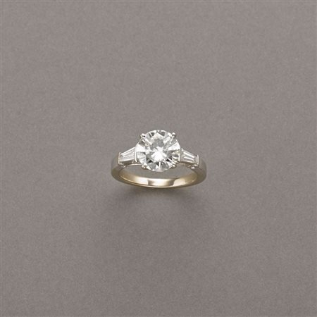 Anello in oro bianco e giallo rodiato bianco con diamante centrale rotondo...