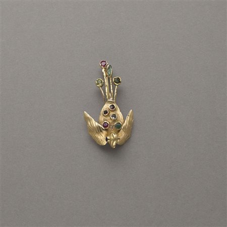 Spilla a guisa di pavone in oro giallo con varie gemme di colore, forma e...