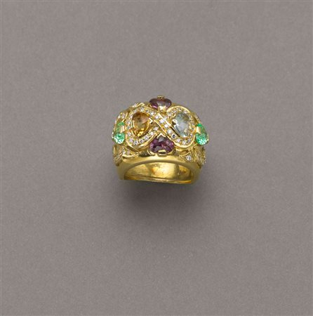 Anello a fascia in oro giallo con disegno a traforo, paste vitree colorate e...