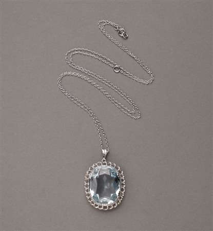 Catenina in oro bianco con pendente nel quale è incastonata un'acquamarina...