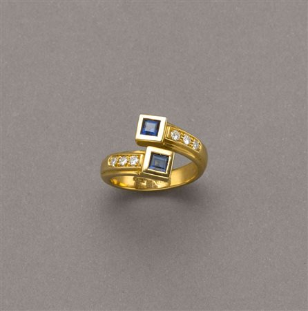 Anello in oro giallo a contrarié con due zaffiri carrè e sei diamanti...