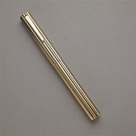 Stilografica in oro giallo scanalata con righe verticali, complessivi...