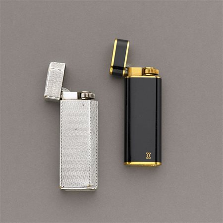 Due accendini, uno placcato oro e laccatura nera, g.77,30, les Must de...