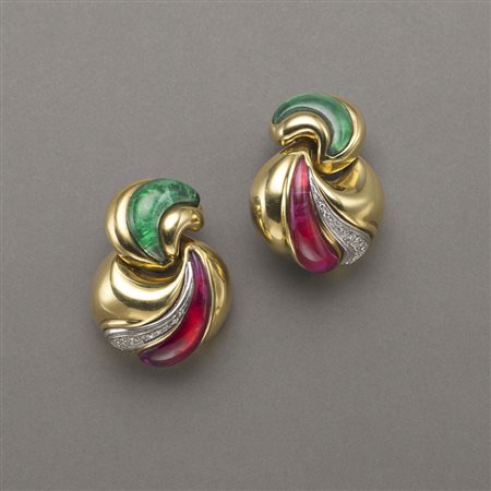 Orecchini perno e clips in oro giallo con paste vitree verdi e rosse,...