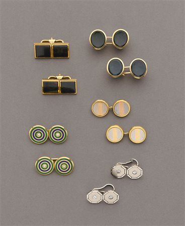 Cinque paia di gemelli in oro bianco e giallo di varie forme e dimensioni con...