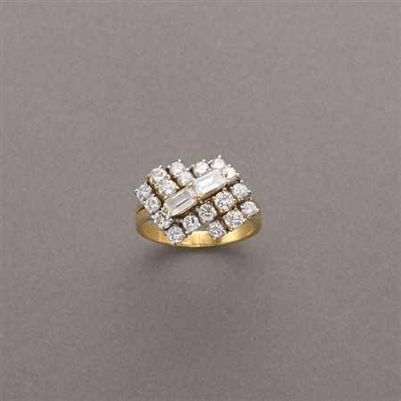 Anello in oro giallo e bianco con due diamanti a baguette contornati da...