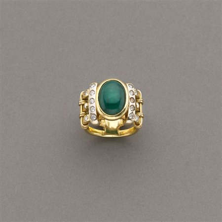 Anello in oro giallo con smeraldo cabochon ovale mm 13,80x10,20 circa, gambo...
