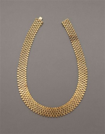 Collier piatto con maglia modulare in oro giallo lievemente scalato, g.92,60...