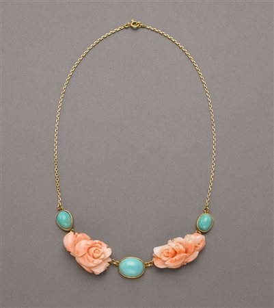 Catenina in oro giallo con al centro corallo rosa scolpito a guisa di rosa e...