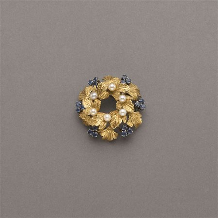 Broche a guisa di corona di fiori con foglie in oro giallo zigrinato, piccole...
