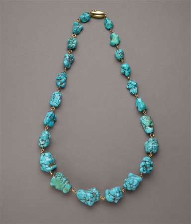 Collana scalata di turchese irregolare rilegata in oro giallo e rifinita con...