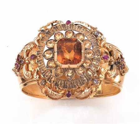 BRACCIALE, SEC. XIX, IN ORO GIALLO, QUARZI E RUBINI a cerchio rigido con...