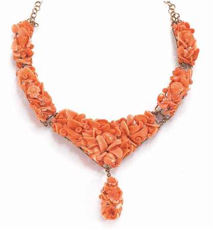 COLLANA, SEC. XIX, IN ORO A BASSO TITOLO E CORALLO realizzata in corallo rosa...