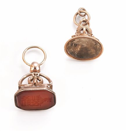 DUE SIGILLI IN ORO ROSA A BASSO TITOLO, ORO GIALLO 14 K, CITRINO E CORNIOLA...