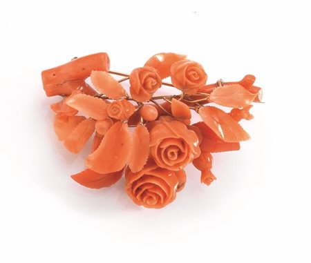 SPILLA E BRACCIALE IN ORO A BASSO TITOLO, ARGENTO E CORALLOla spilla...