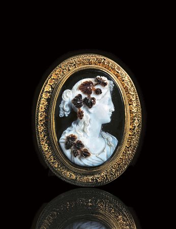CAMMEO IN SARDONICE E ORO A BASSO TITOLO intagliato in un unico pezzo di...