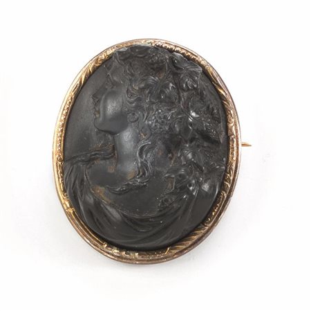 SPILLA IN ARGENTO DORATO E PIETRA LAVICA di forma ovale raffigurante profilo...