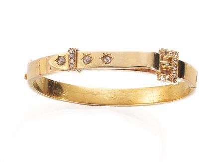 BRACCIALE IN ORO GIALLO E DIAMANTI a cerchio rigido modellato come una fibbia...