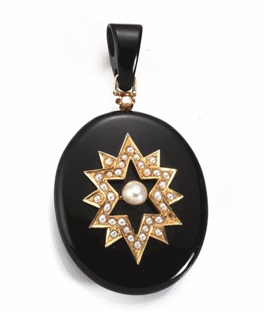 PENDENTE PORTARICORDI IN ORO GIALLO, ONICE E PERLE di forma ovale con doppia...