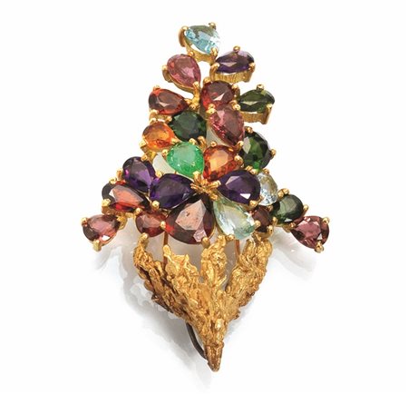 SPILLA IN ORO GIALLO E PIETRE DI COLOREdisegnata come un grappolo d'uva in...