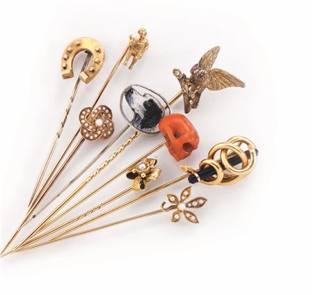 TREDICI SPILLONI DA CRAVATTA IN ORO GIALLO, ORO A BASSO TITOLO, ARGENTO,PERLE...