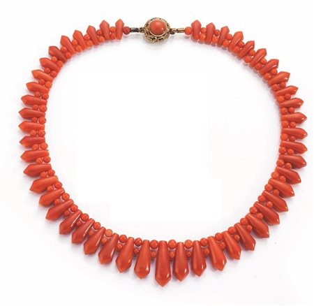 COLLANA, INIZI SEC. XX, IN ORO GIALLO E CORALLO realizzata ad una fila di...