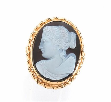 ANELLO IN ORO GIALLO E CAMMEO IN ONICEdi forma ovale con cornice a cordonetto...
