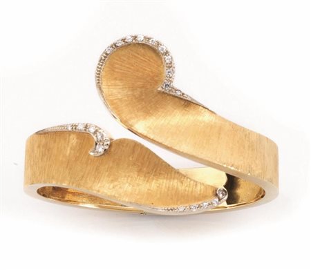 BRACCIALE, 1955 CIRCA, IN ORO GIALLO E DIAMANTIa cerchio rigido in oro rigato...