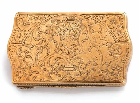 SCATOLA IN ORO GIALLOdi forma sagomata in oro giallo interamente inciso a...