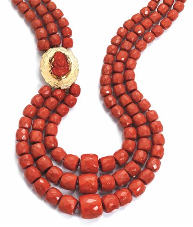 COLLANA IN ORO GIALLO 9 K E CORALLOrealizzata a tre fili di barilotti in...