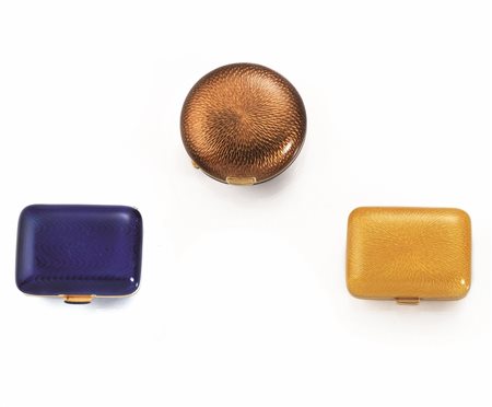 TRE SCATOLINE IN ORO GIALLO E SMALTIrispettivamente di forma rettangolare in...