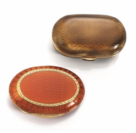 DUE SCATOLINE IN ORO GIALLO E SMALTIrispettivamente di forma ovale con smalto...