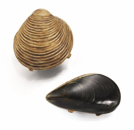 DUE SCATOLINE IN ORO GIALLO E SMALTIrispettivamente modellate a conchiglia in...