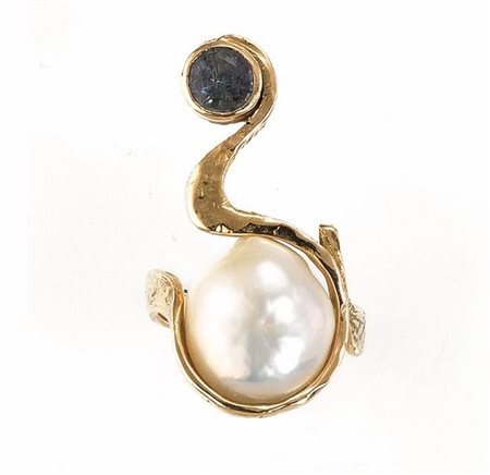 ANELLO IN ORO GIALLO, PERLA E SPINELLO realizzato con una perla a bottone e...
