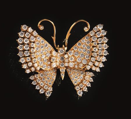 SPILLA IN ORO GIALLO E DIAMANTI modellata come una farfalla, il corpo...
