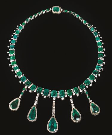 COLLANA IN ORO BIANCO, SMERALDI E DIAMANTIrealizzata ad una fila di smeraldi...