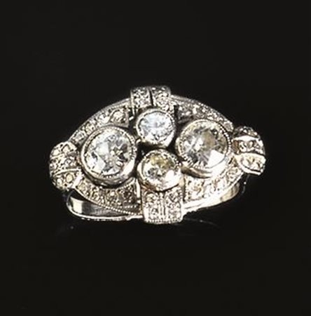 ANELLO, INIZI SEC XX, IN ORO BIANCO E DIAMANTI realizzato a scudo ovale...