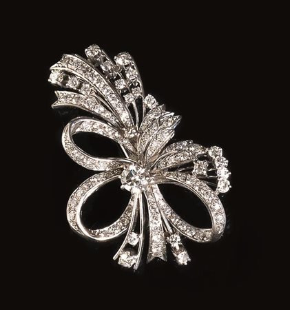SPILLA IN ORO BIANCO E DIAMANTIdisegnata come un fiocco con tralcio vegetale...