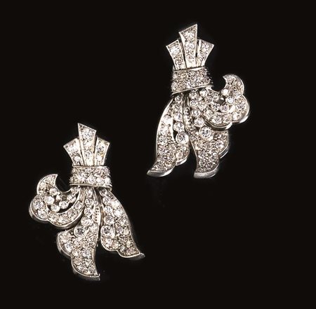 PAIO DI ORECCHINI IN ORO BIANCO E DIAMANTIciascuno realizzato come un mazzo...