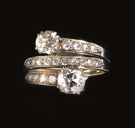 ANELLO IN ORO BIANCO E DIAMANTIrealizzato a tre file di brillanti, la parte...