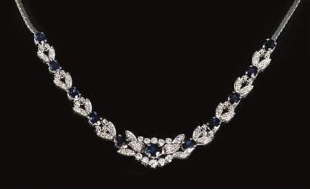 COLLANA IN ORO BIANCO, ZAFFIRI E DIAMANTIla parte anteriore decorata con...