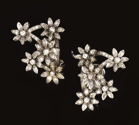 PAIO DI ORECCHINI IN ORO BIANCO E DIAMANTIciascuno realizzato come un tralcio...