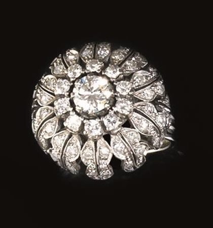 ANELLO IN ORO BIANCO E DIAMANTIrealizzato a corolla bombata traforata in...