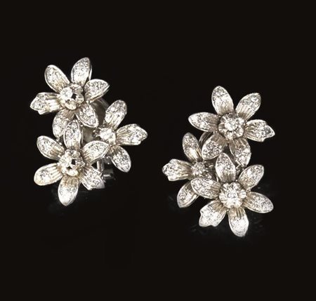 PAIO DI ORECCHINI IN ORO BIANCO E DIAMANTIciascuno realizzato con tre corolle...